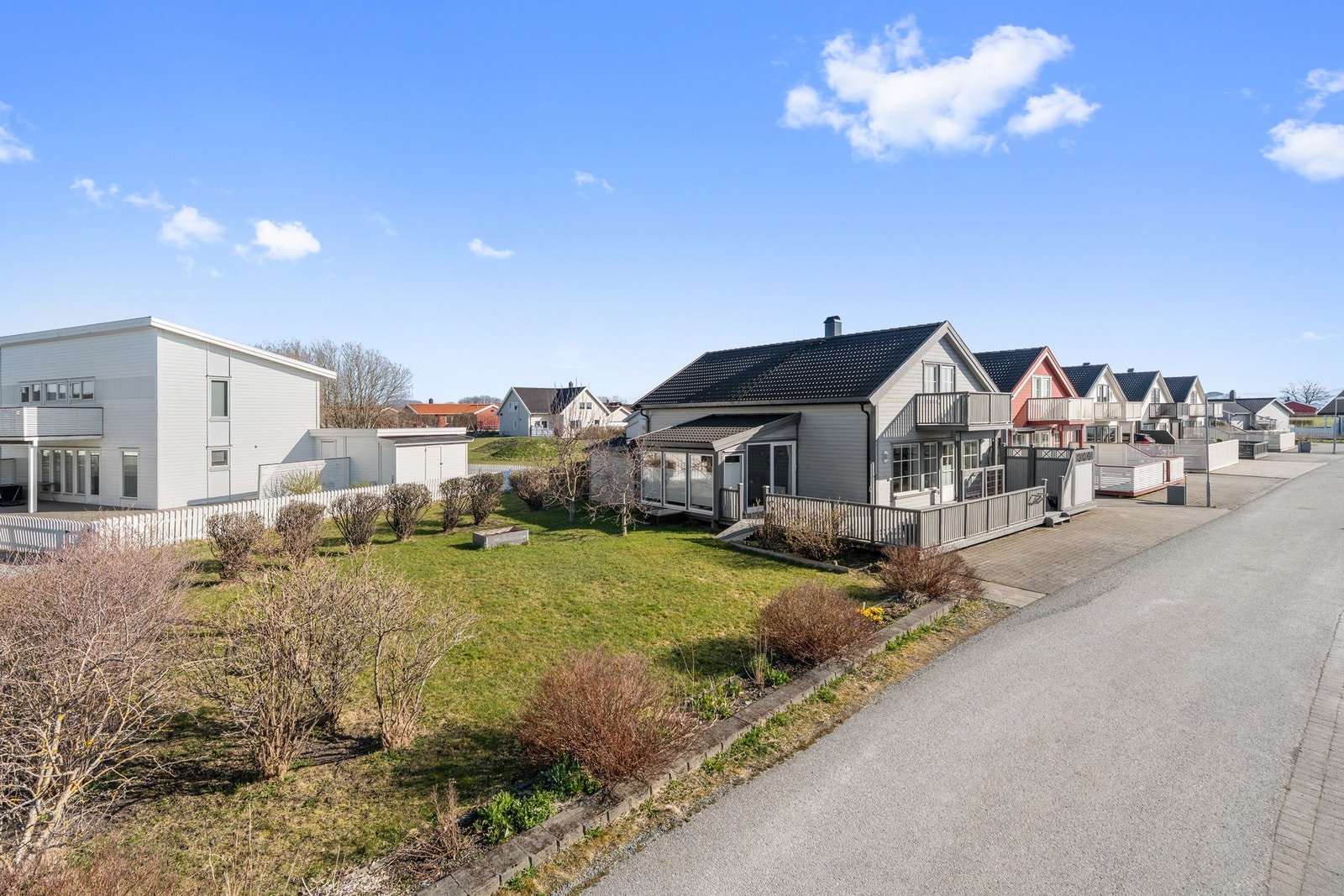 Velkommen til Ellingveien 4! En flott enebolig i kjede på populære Reksterberget. Galleribilde