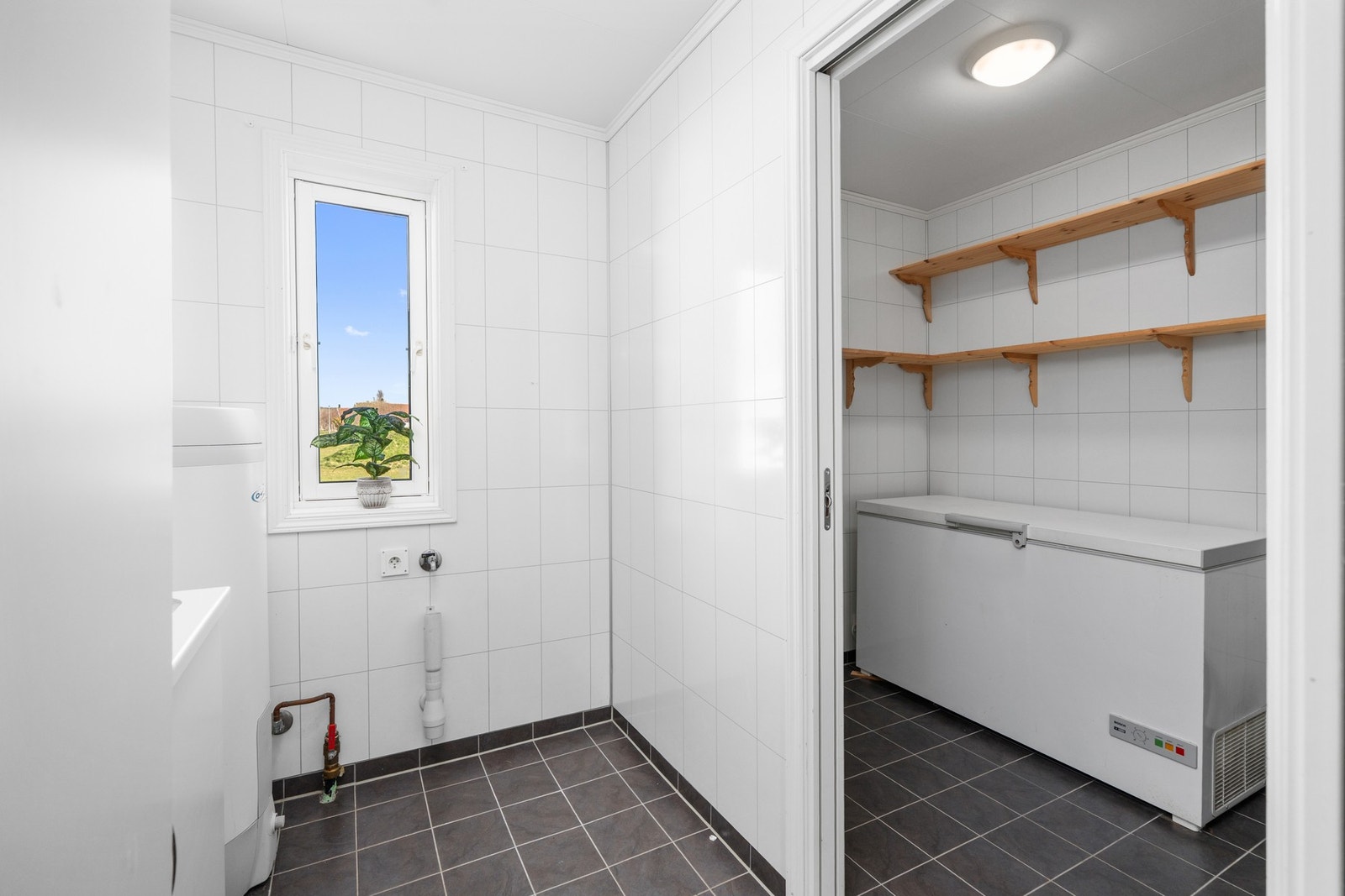 Vaskerom med inngang til bod Galleribilde