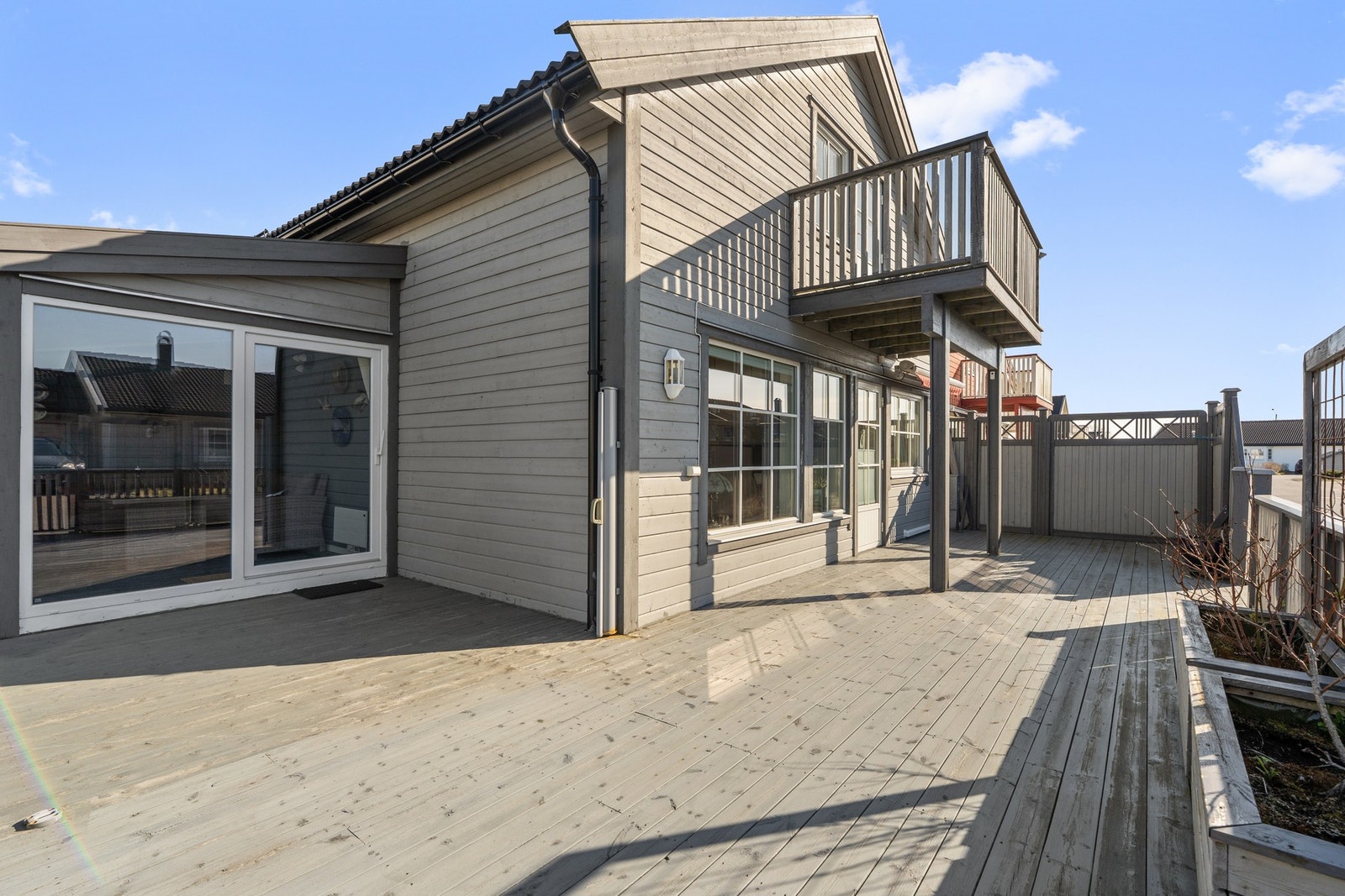 Veranda. Her har man sola hele dagen. Galleribilde