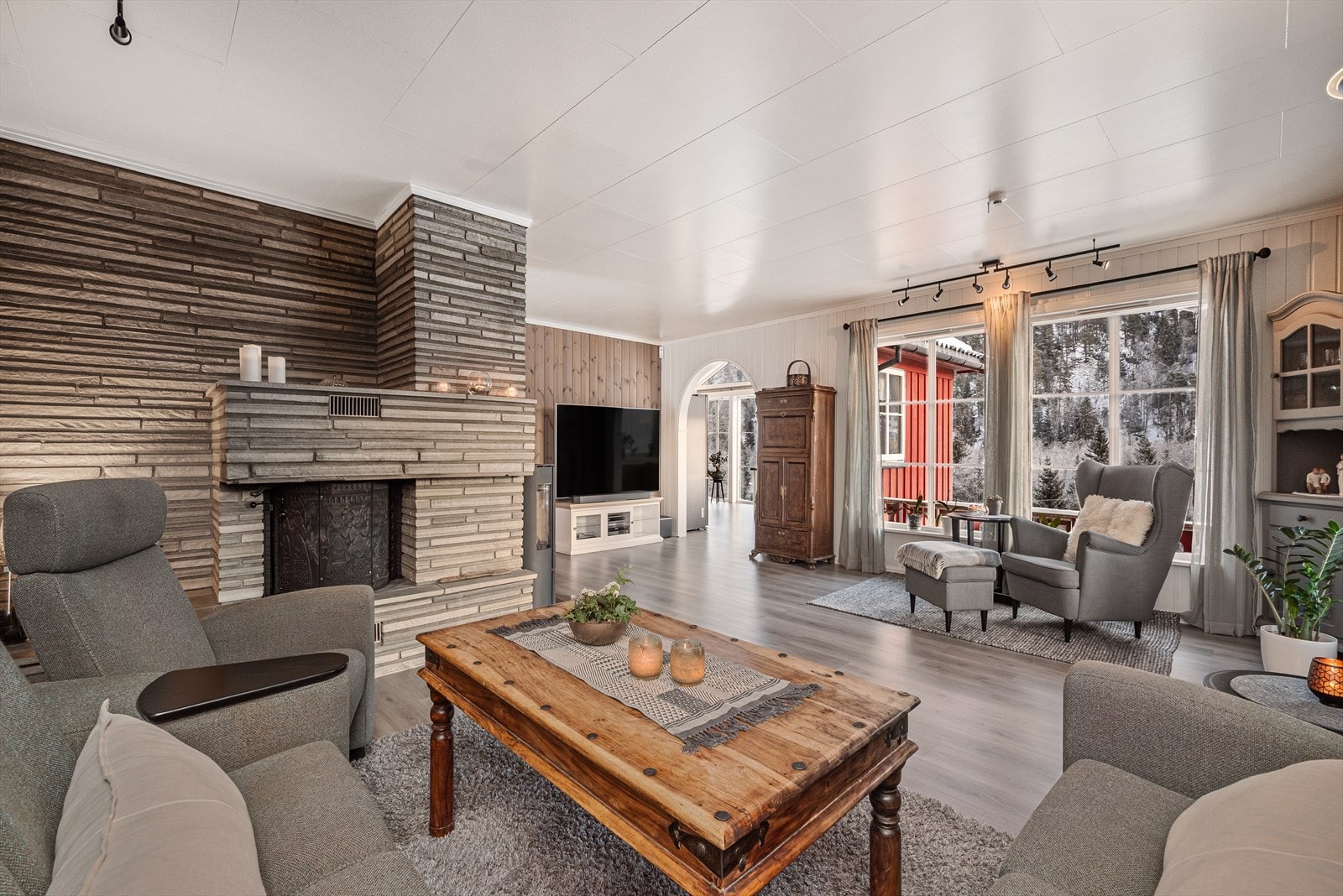 Romslig stue med god plass til flere soner. Galleribilde