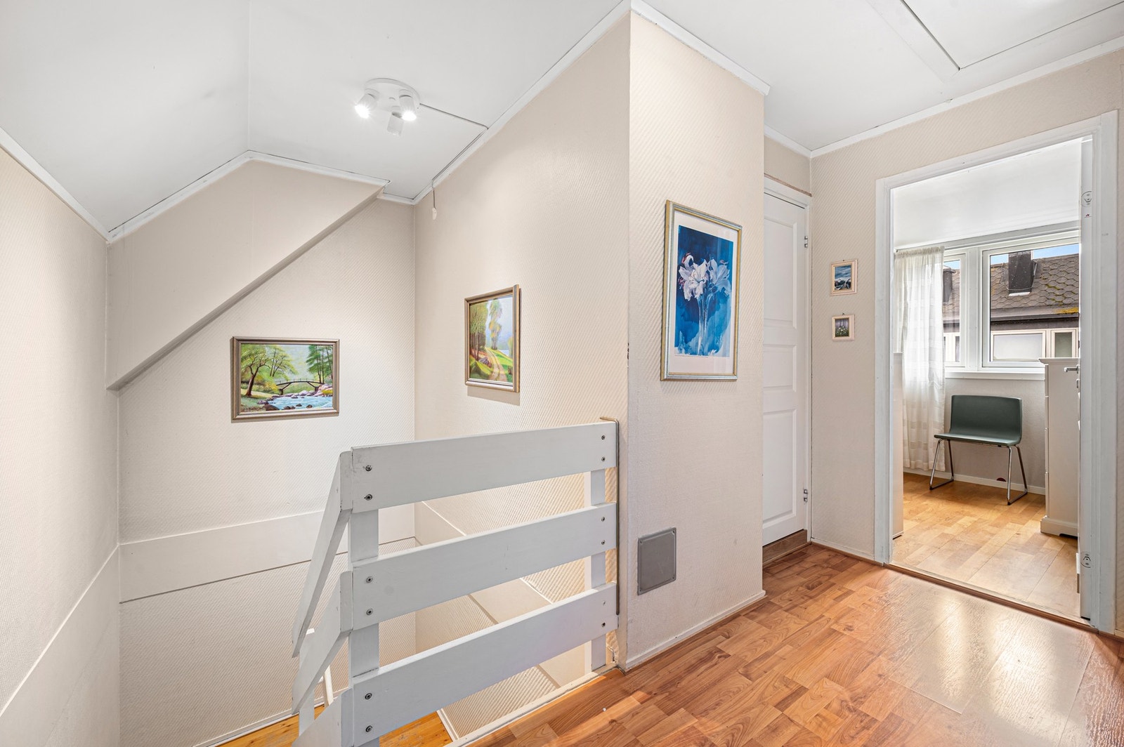 Oppe i 2.etasje er det 3 soverom, bad samt kneloft for lagring. Galleribilde