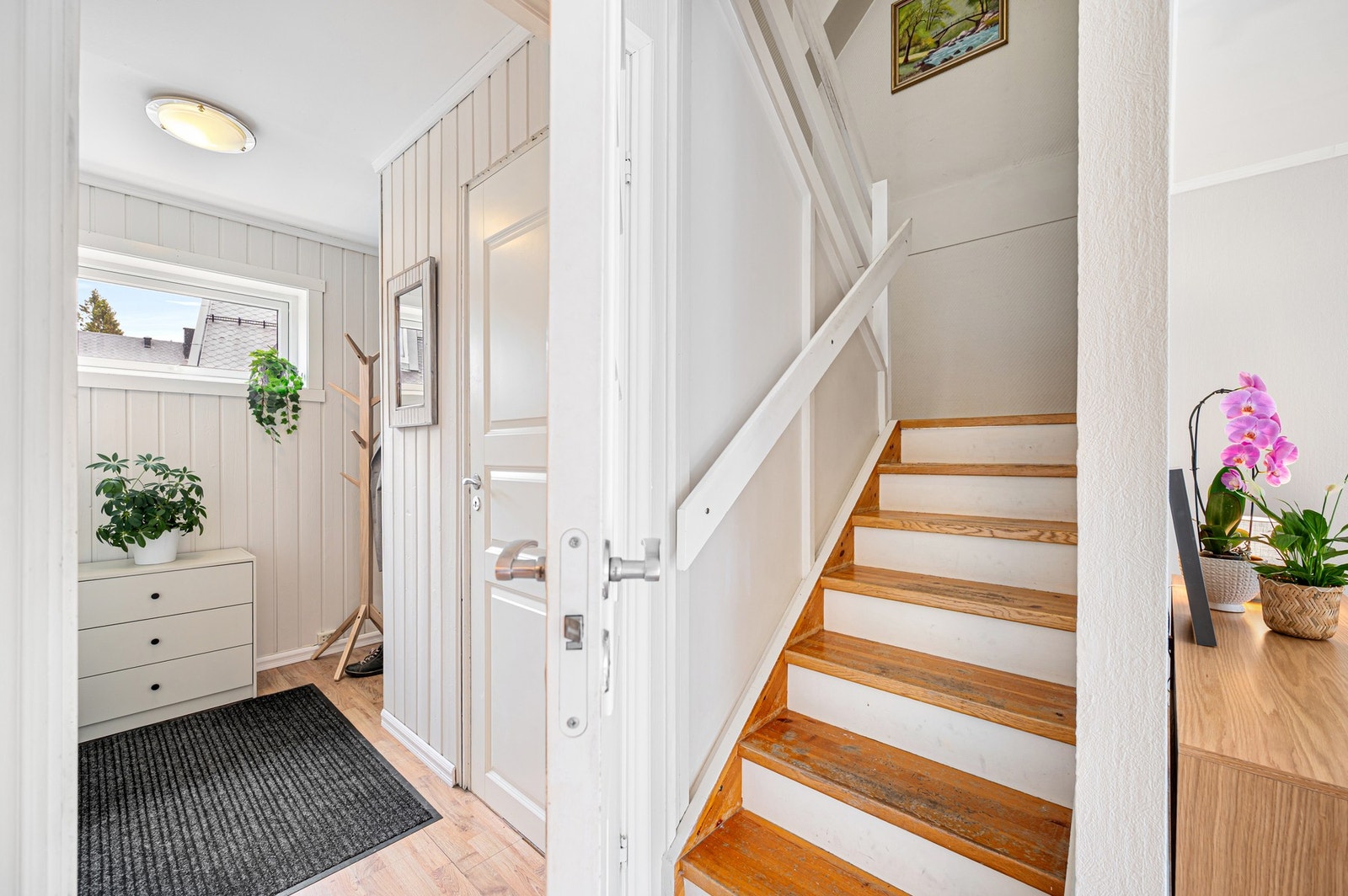 Nede i kjeller er det en kjellerstue, 3 boder samt et vaskerom. Galleribilde