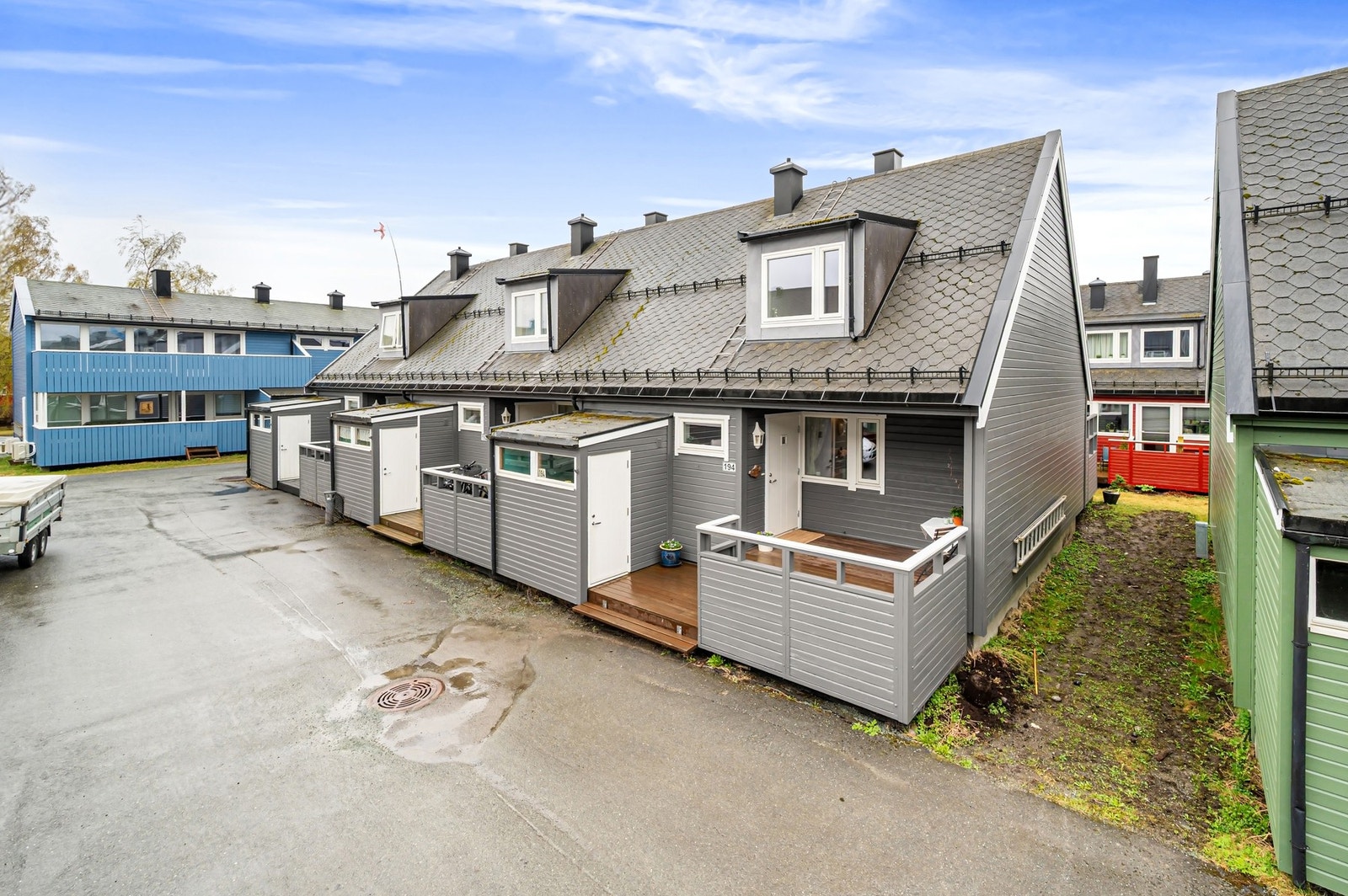 Boligen ligger fint til i feltet og tunet er uten gjennomgangstrafikk. Galleribilde