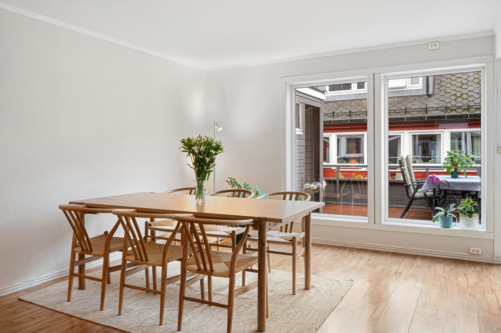 Fra stuen har man direkte utgang til terrasse. Galleribilde