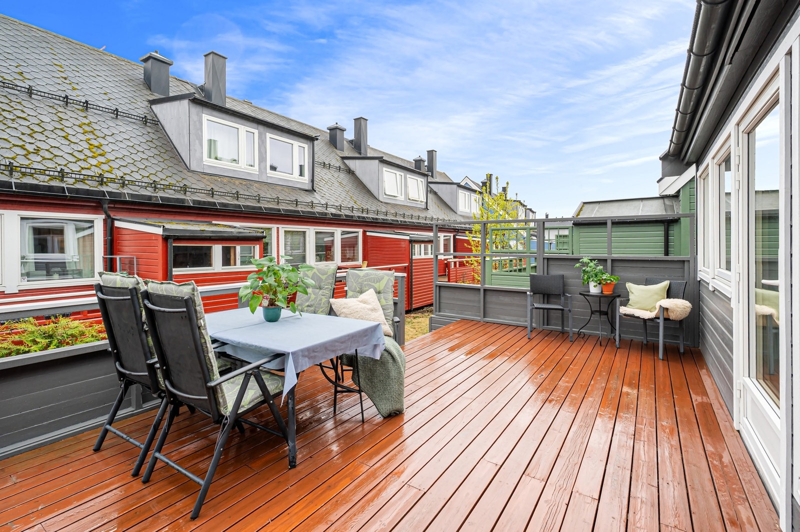 Det er terrasser på både for- og baksiden av boligen. Galleribilde