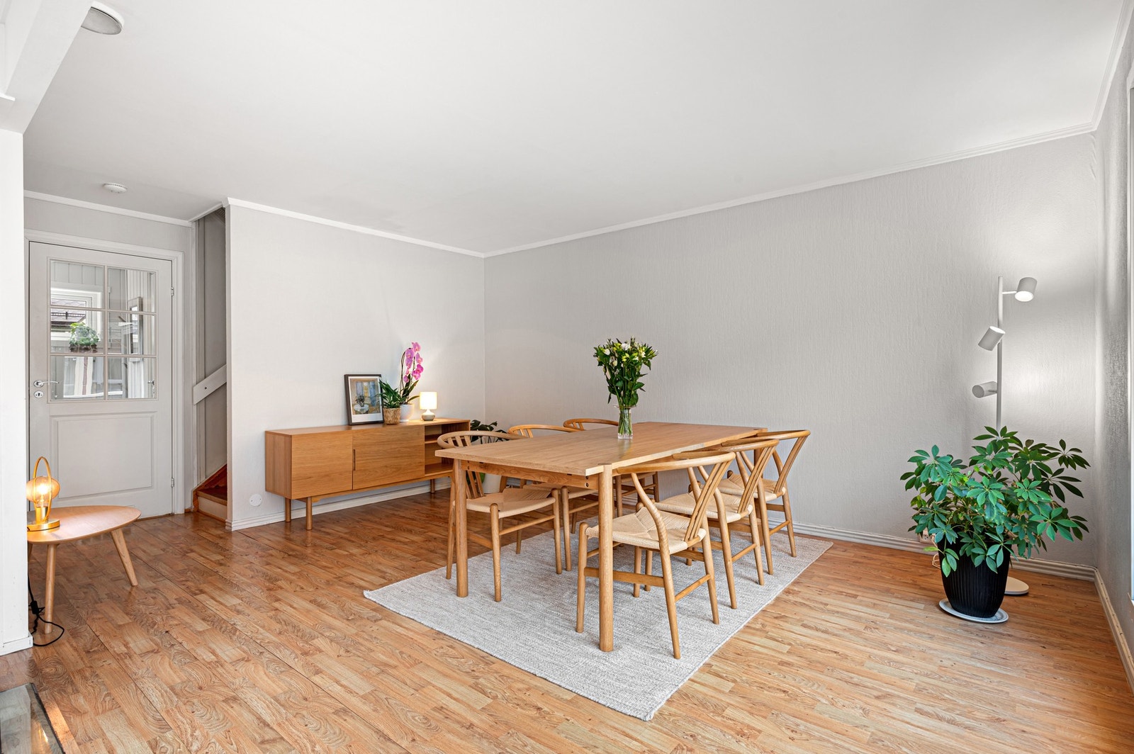 Her er det god plass til både sofagruppe og spisebord. Galleribilde