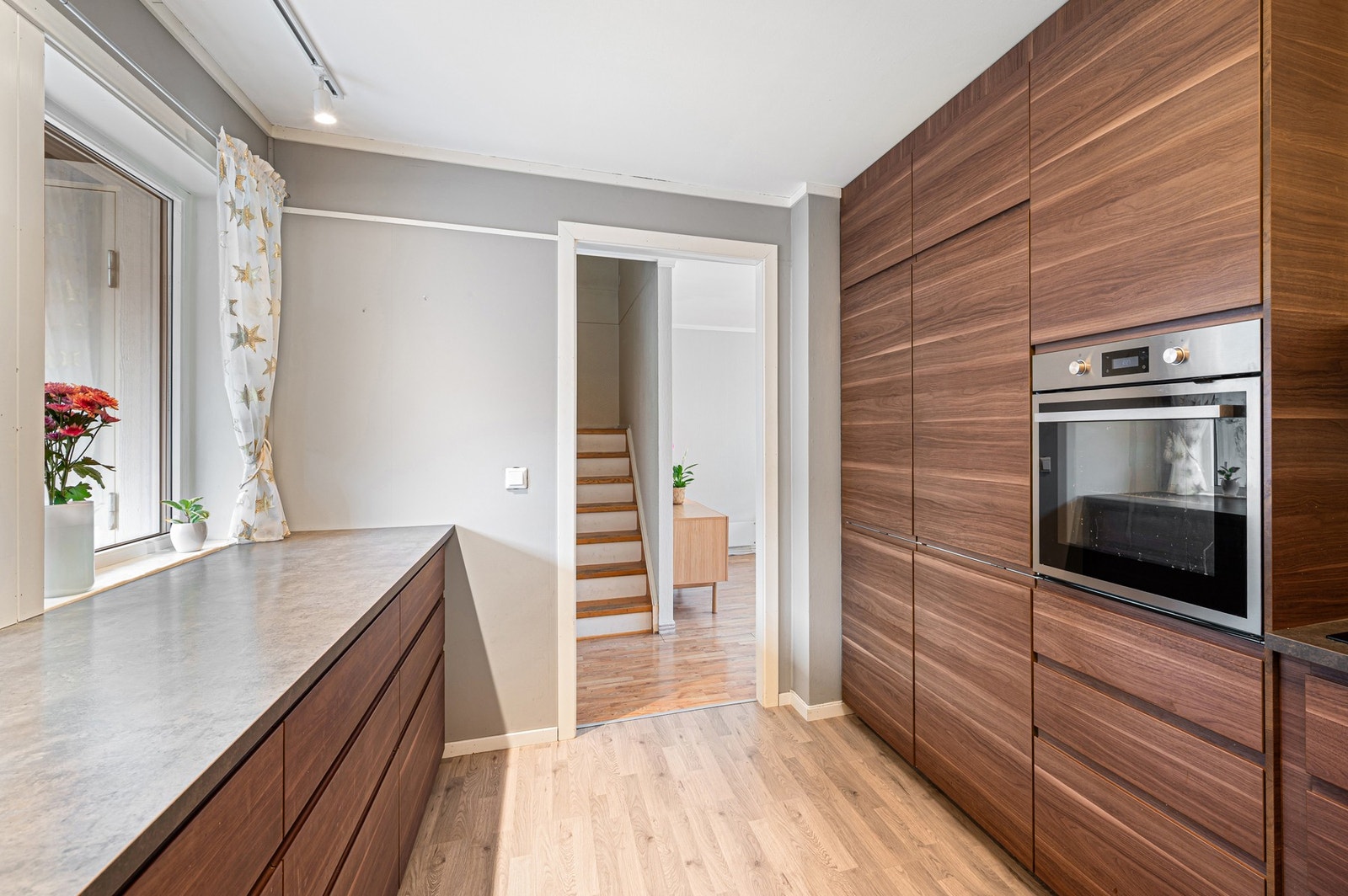 Det er Integrert komfyr, oppvaskmaskin, kjøleskap og fryseskap. Galleribilde