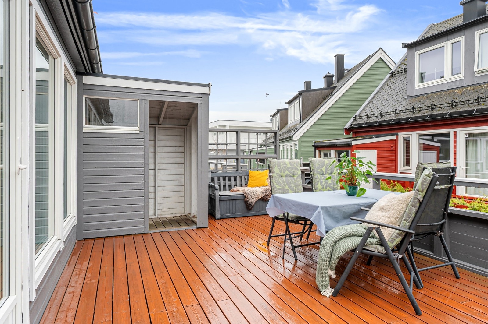 Sørvendt og stor terrasse med gode solforhold. Galleribilde