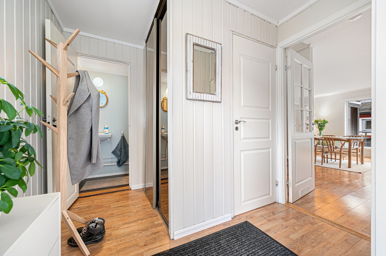 Romslig og pen entré med innebygd skyvedørsgarderobe. Galleribilde