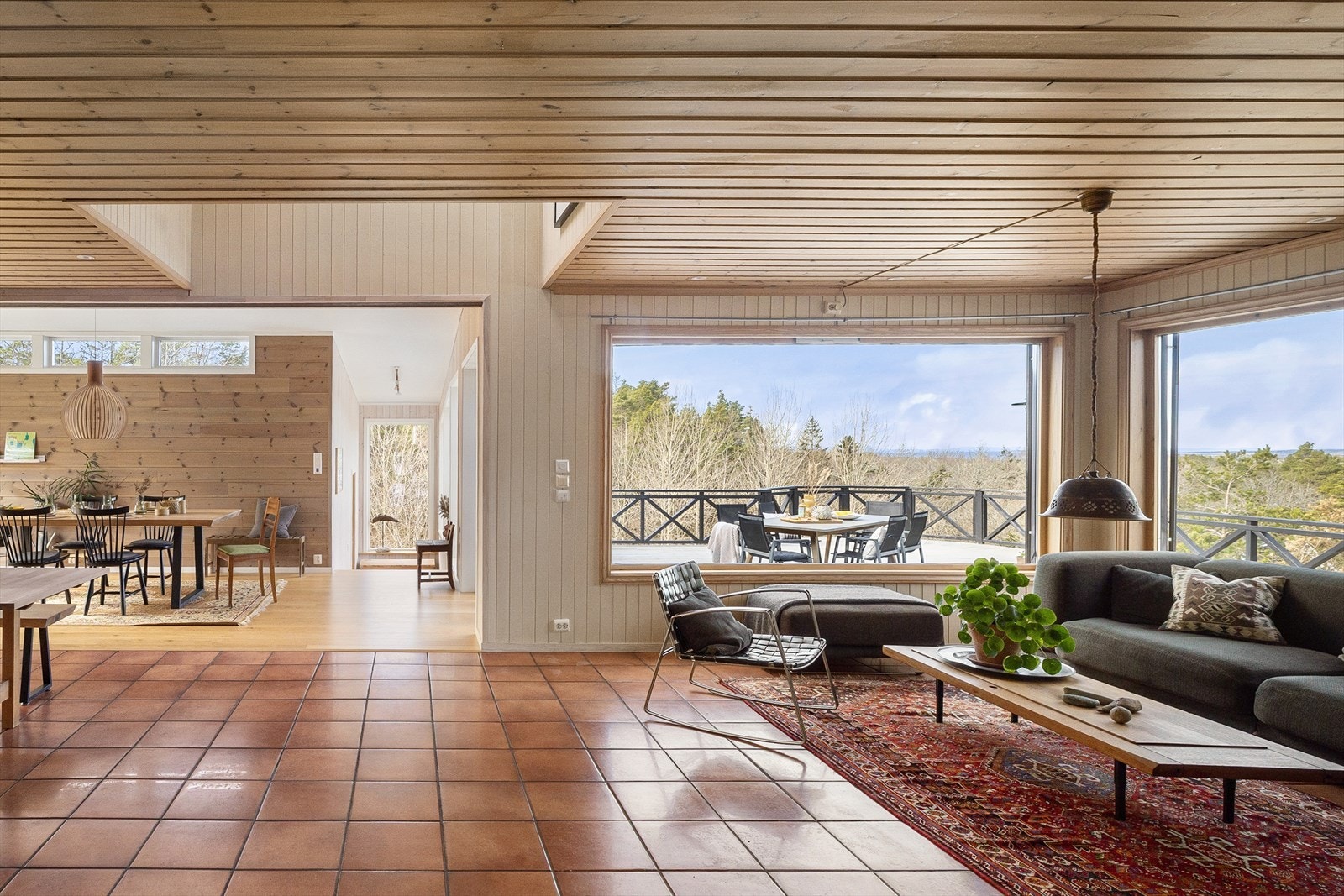 Stuen er hjertet i hjemmet - og for et rom det er! Terrakottaflisene med vannbåren varme brer seg utover gulvet og gir en umiddelbar følelse av varme og kvalitet. Galleribilde