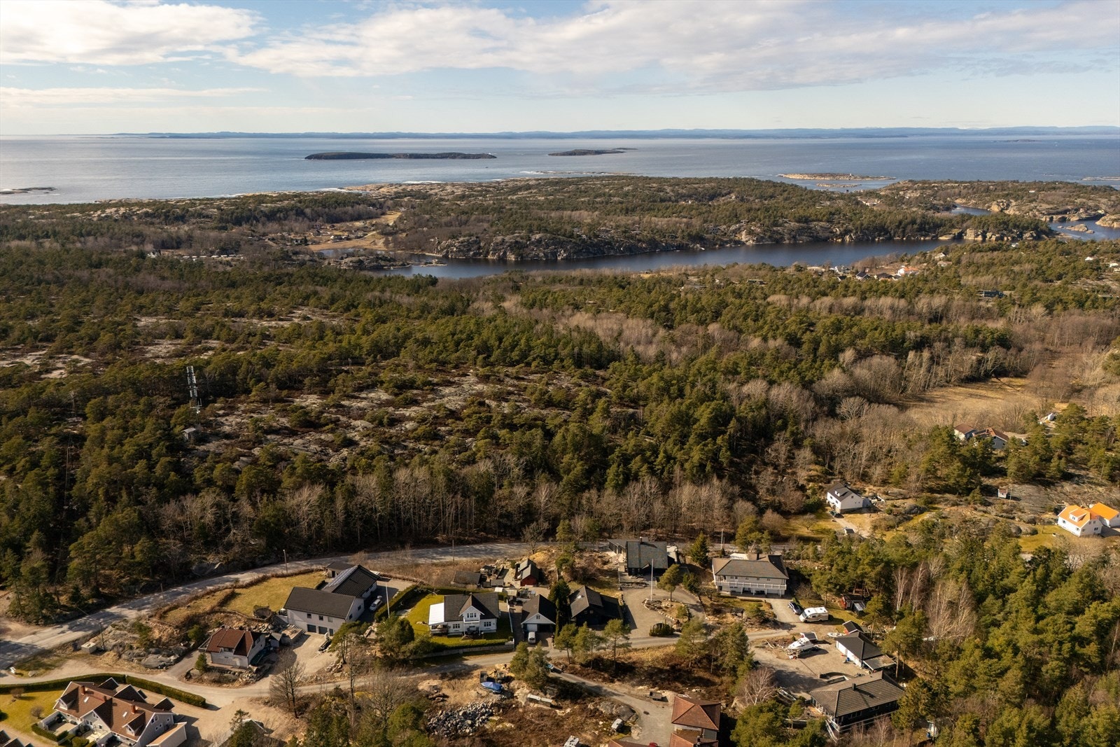 Dette litt høytliggende boligfeltet har utviklet seg fra 90-tallet og frem til i dag. Det er et barnevennlig og stille sted med pene hus og hager. Galleribilde
