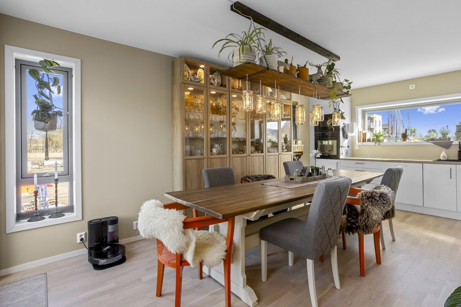 Fint gjennomlys med vinduer på begge sider av rommet, samt utgang til verandaen. Galleribilde