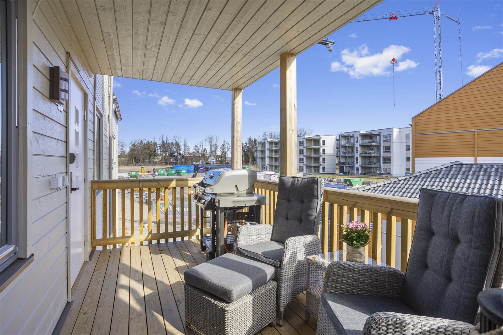 Overbygd adkomstterrasse med plass til møblement, grill og beplantning. Galleribilde