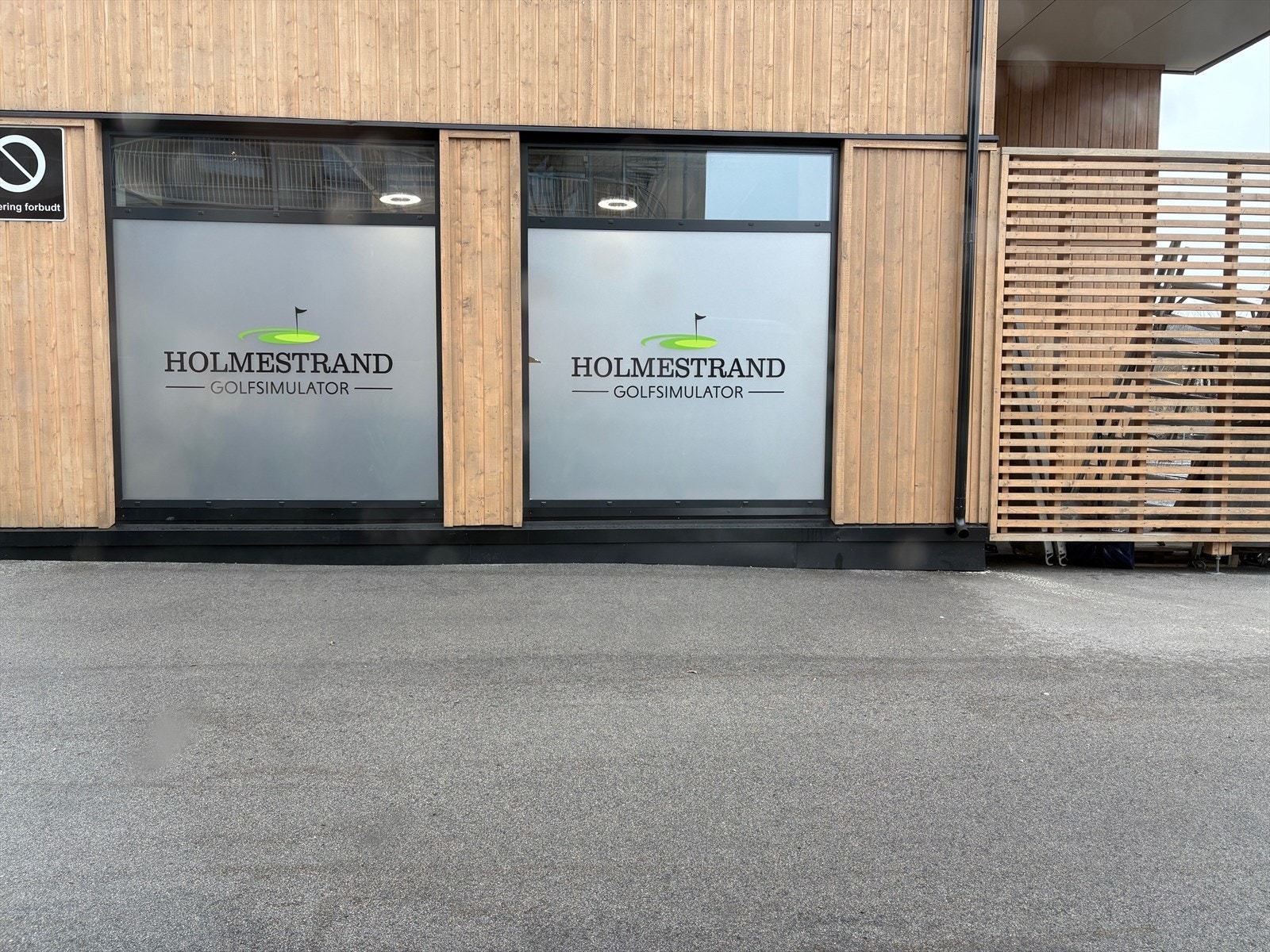 Holmestrand golfsimulator ca. 100 meter fra leiligheten. Galleribilde