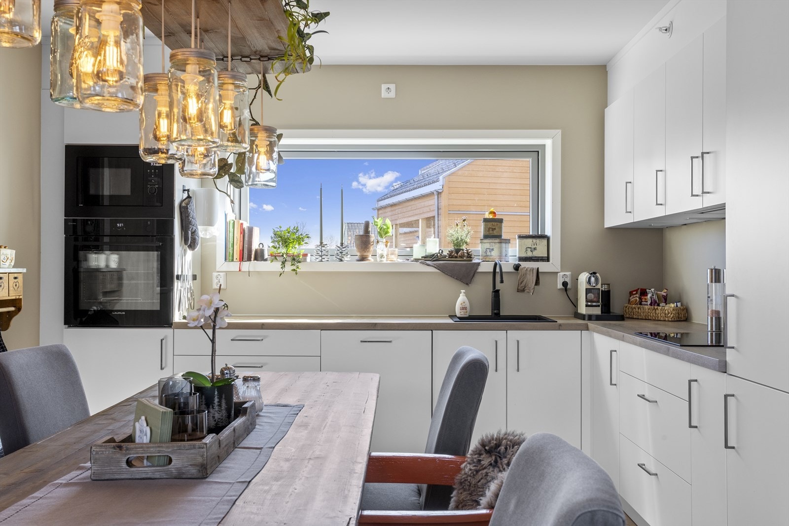 Kjøkkenet har slett innredning med håndtak i rustfritt stål, og benkeplate i laminat. Galleribilde