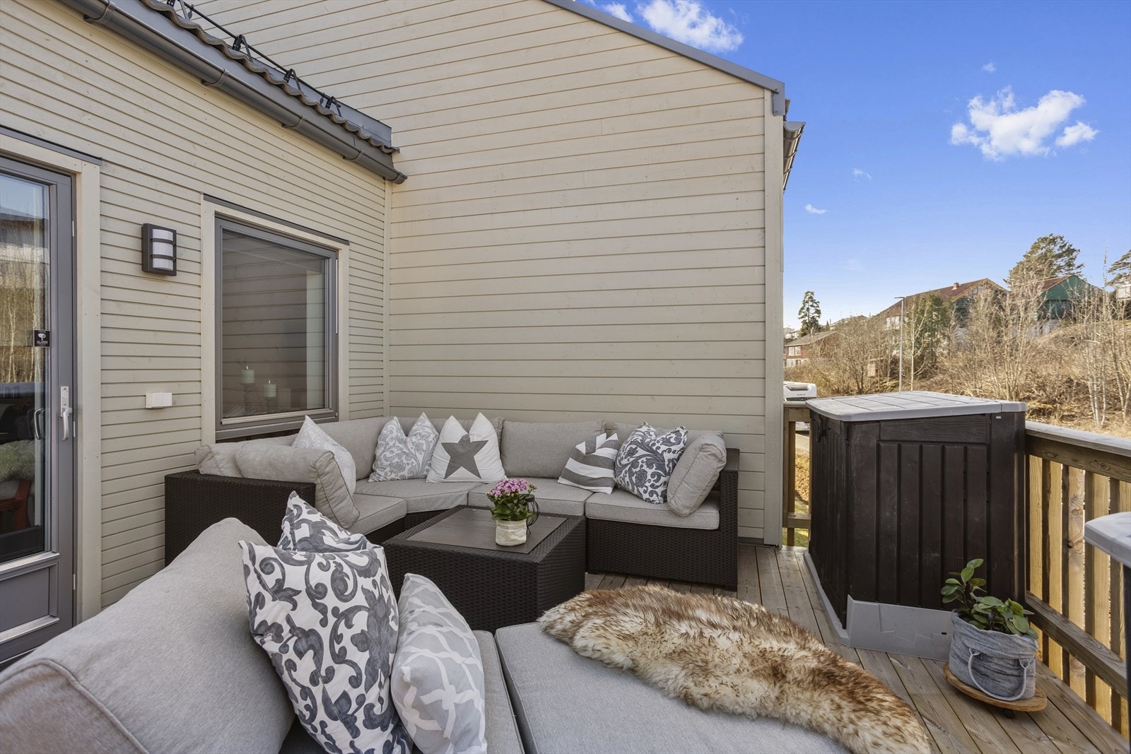 Boligen har solrik veranda med utgang til kjøkkenet i hovedetasjen, samt adkomstterrasse som til sammen måler 27 kvm. Galleribilde