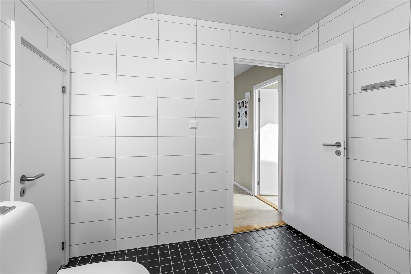Innenfor badet er det lagringsbod. Galleribilde
