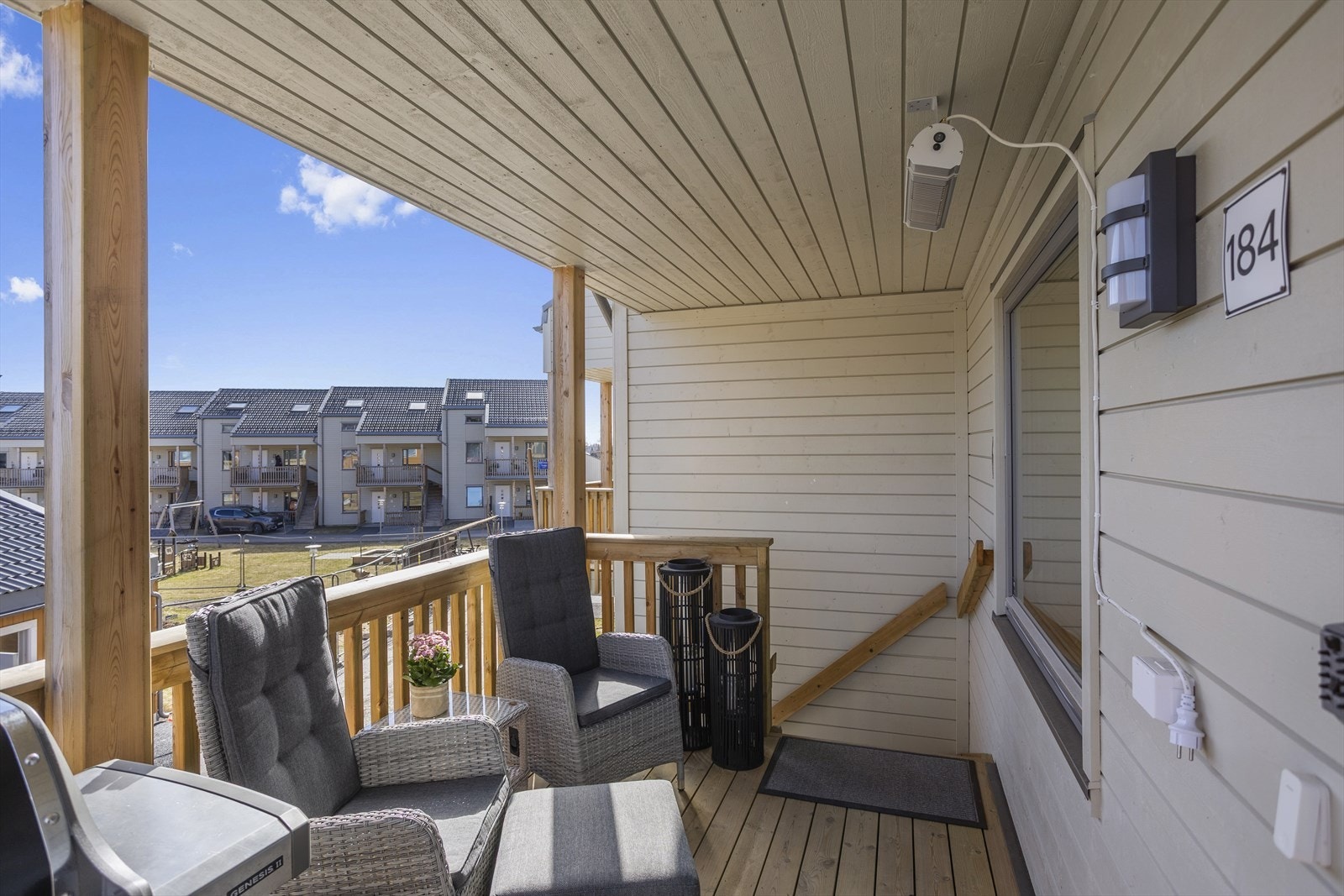 Det er montert terrassevarmer, utelys og stikkontakt. Ytterdøren har praktisk kodelås. Galleribilde