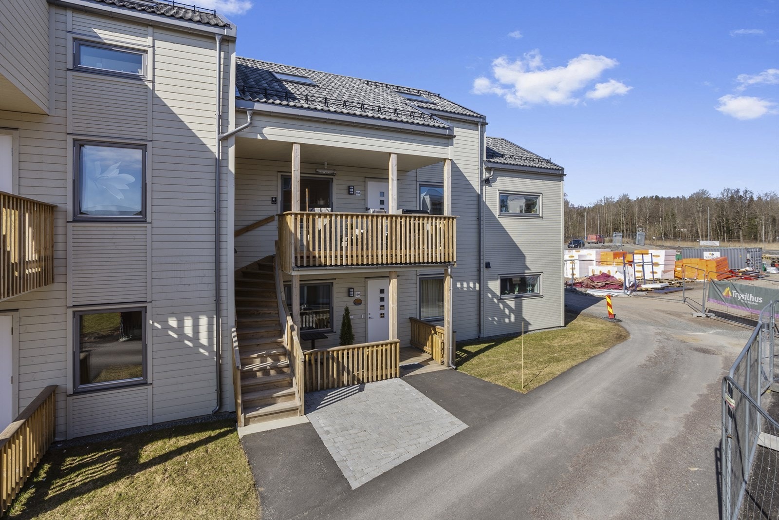 Boligen går over to plan med adkomst i 2. etasje. Det er tilgang til utebod på 5 kvm på bakkeplan. Galleribilde
