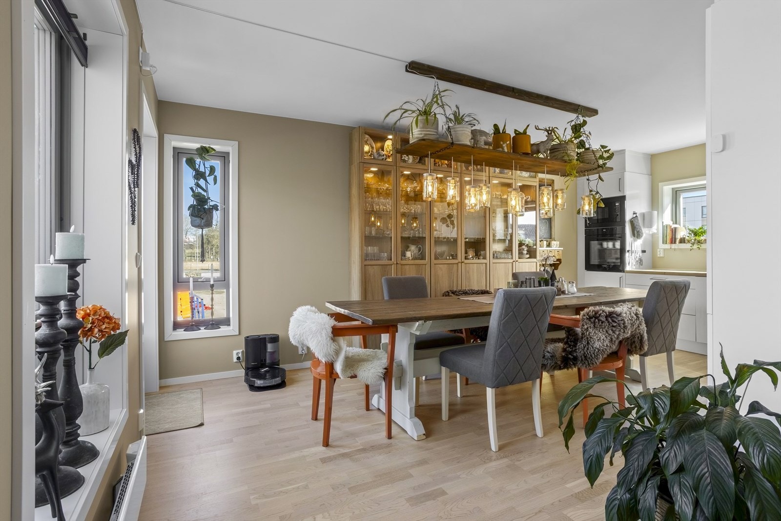 Kjøkkenet er av god størrelse med plass til spisebord. Galleribilde