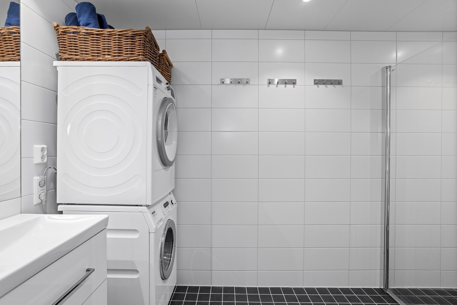 Hovedbadet har toalett, dusjnisje og opplegg for vaskemaskin og tørketrommel. Galleribilde