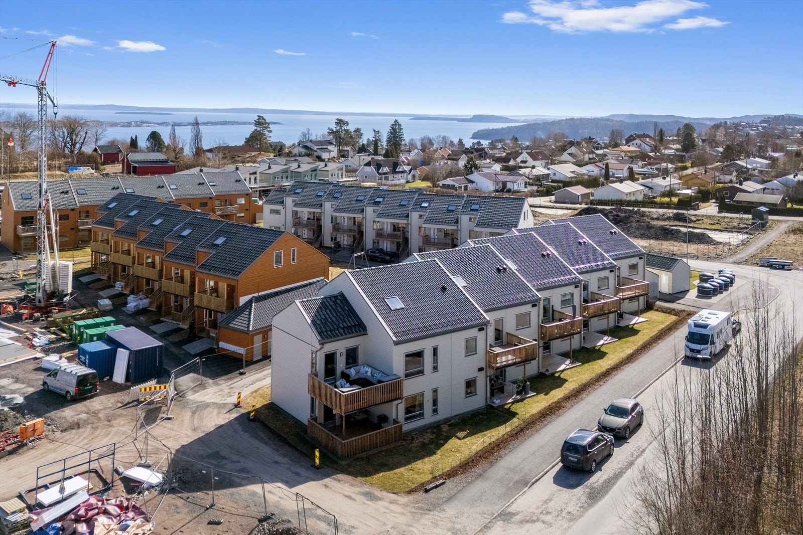 Dette er et nyere boligtun i et veletablert område på Solberg i Holmestrand. Det er kort vei til alle nødvendige fasiliteter. Garasjeplass medfølger. Galleribilde
