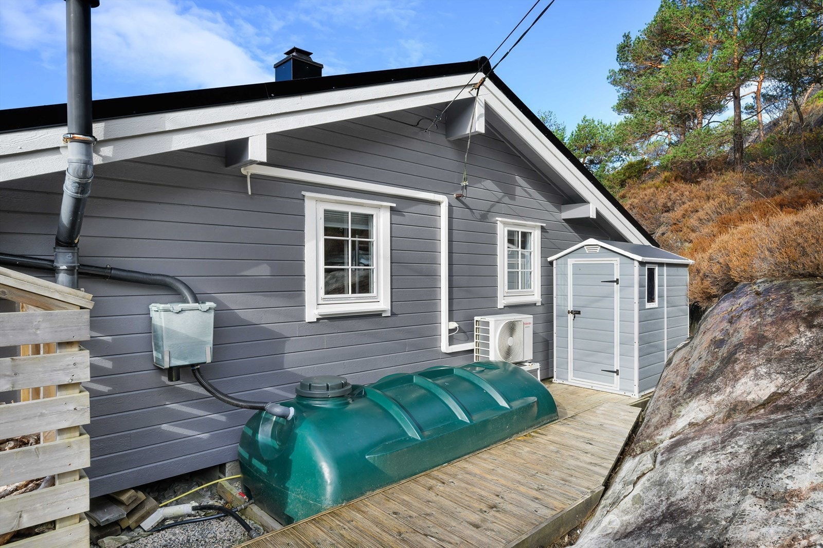 Nytt takvannssystem med skjellsandfilter og ny 2000L vanntank i 2017 Galleribilde