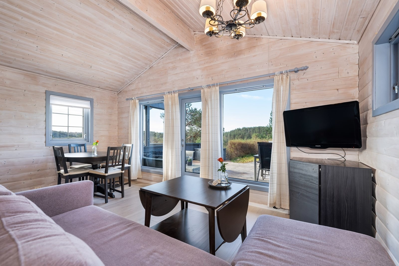 Stuen har god takhøyde med plass til både spise- og sittegruppe. Galleribilde