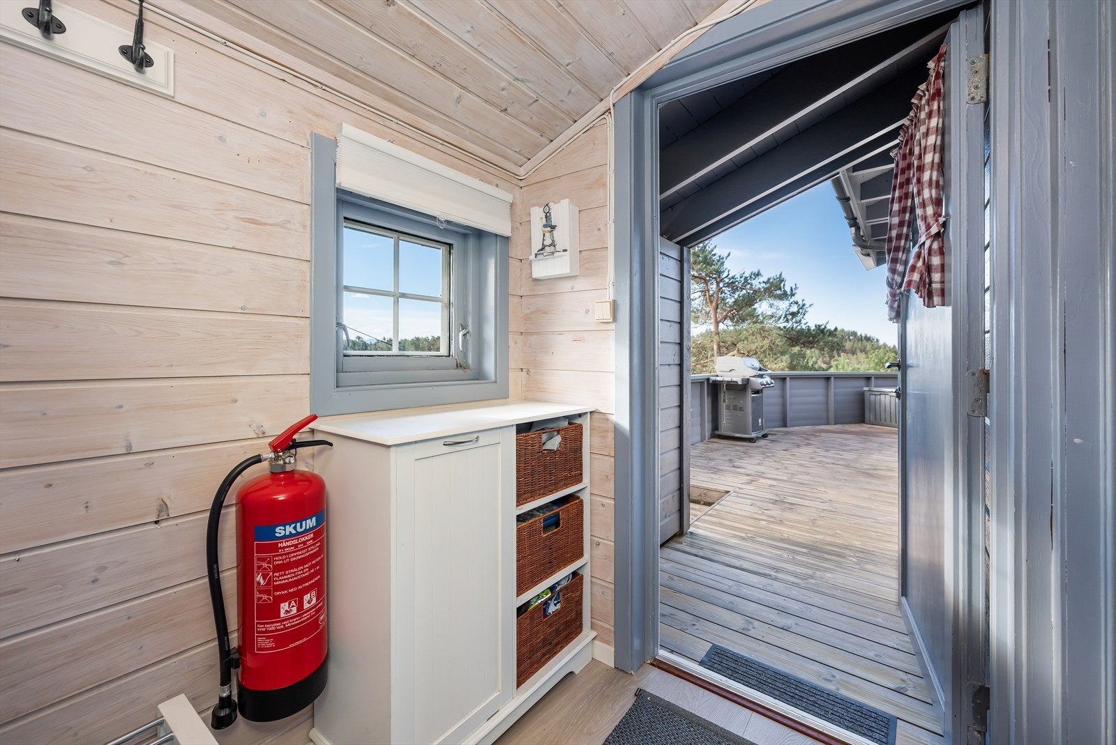 Gangen har plass til oppheng av yttertøy. Galleribilde