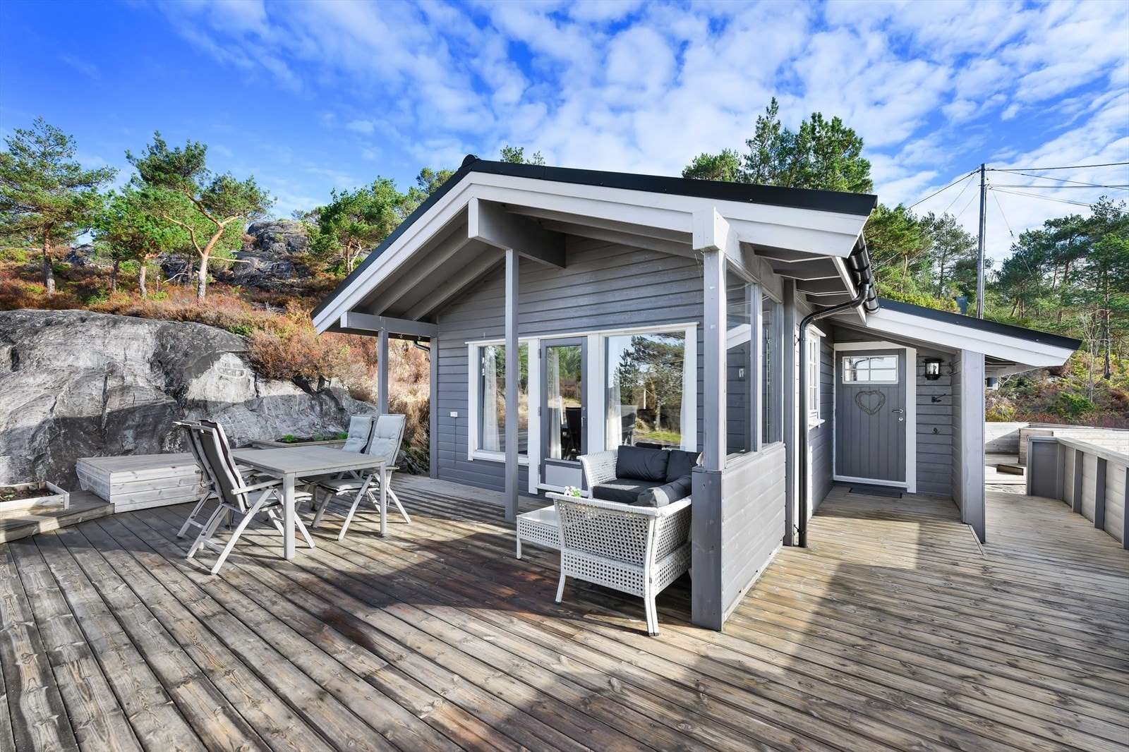 Terrassen er av god størrelse med plass til flere soner. Galleribilde