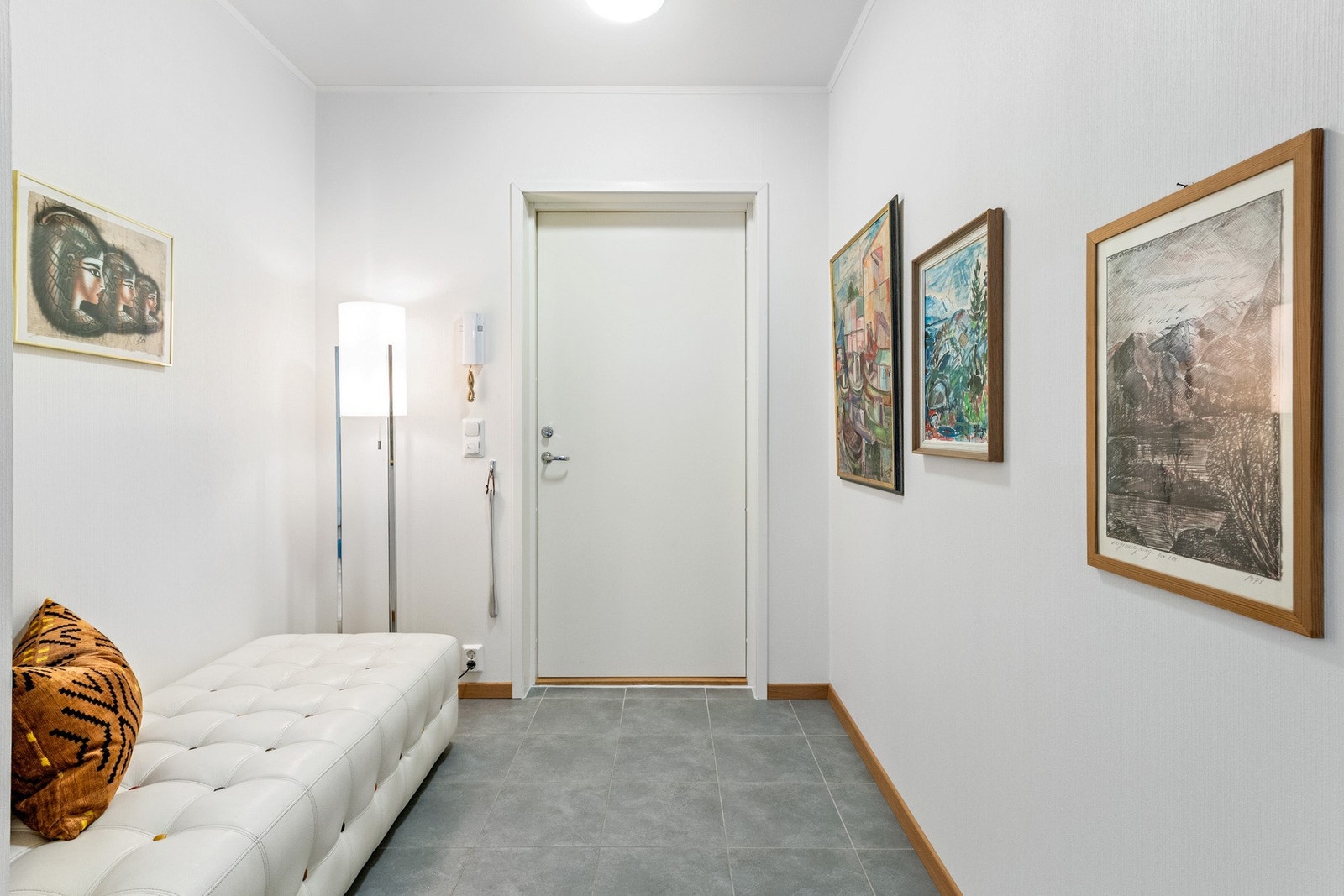 Romslig entré med flislagt gulv med varmekabler Galleribilde