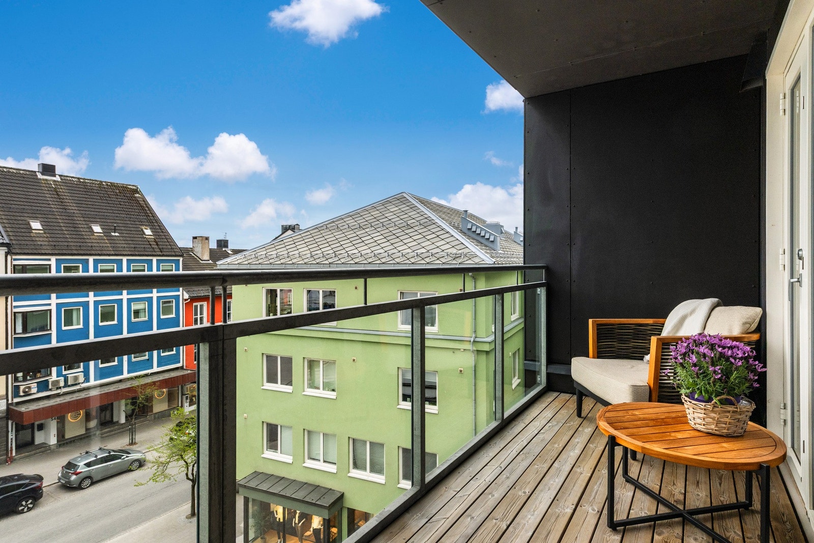 Sørvendt balkong på ca 8 kvm med tredekke av terrassebord Galleribilde