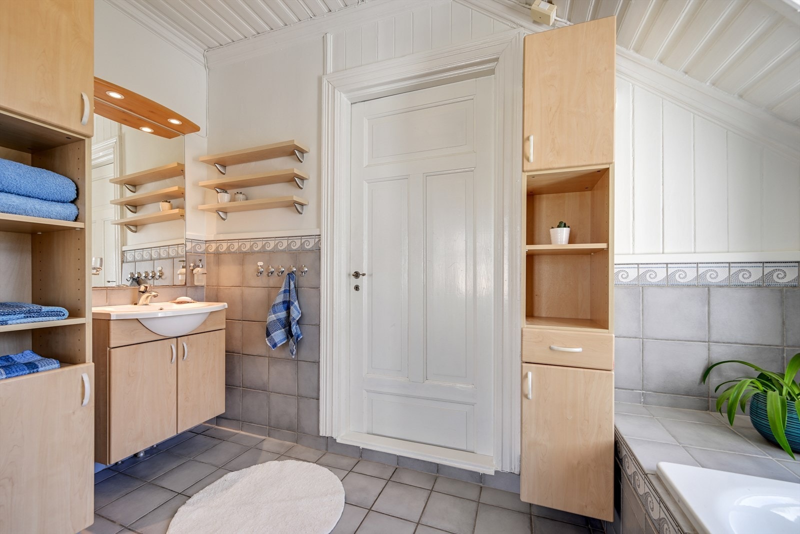 Badet i 2. etasje med adkomst til soverom nr. 3. Galleribilde