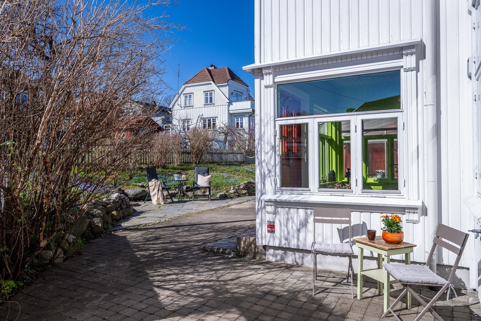 Steinlagt område av eiendommen. Galleribilde