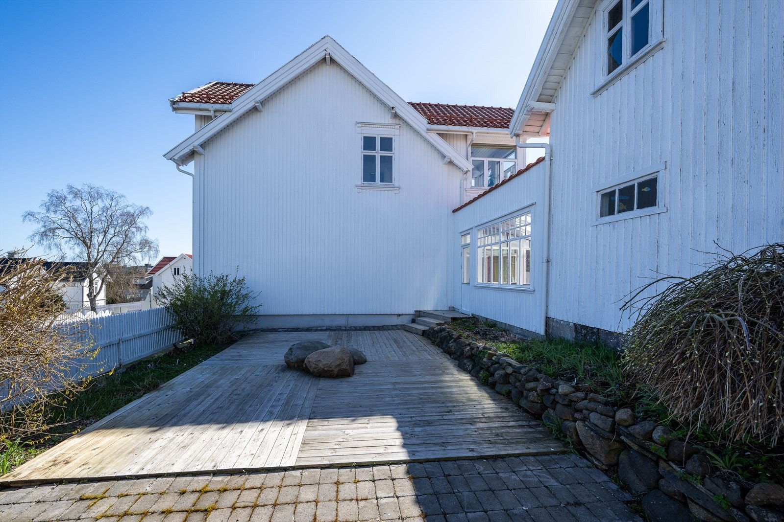 Stor uteplass også på østsiden av glasshuset. Galleribilde