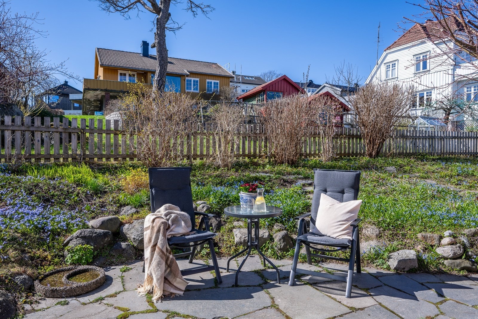 Solrik eiendom på baksiden/vestsiden av huset. Galleribilde