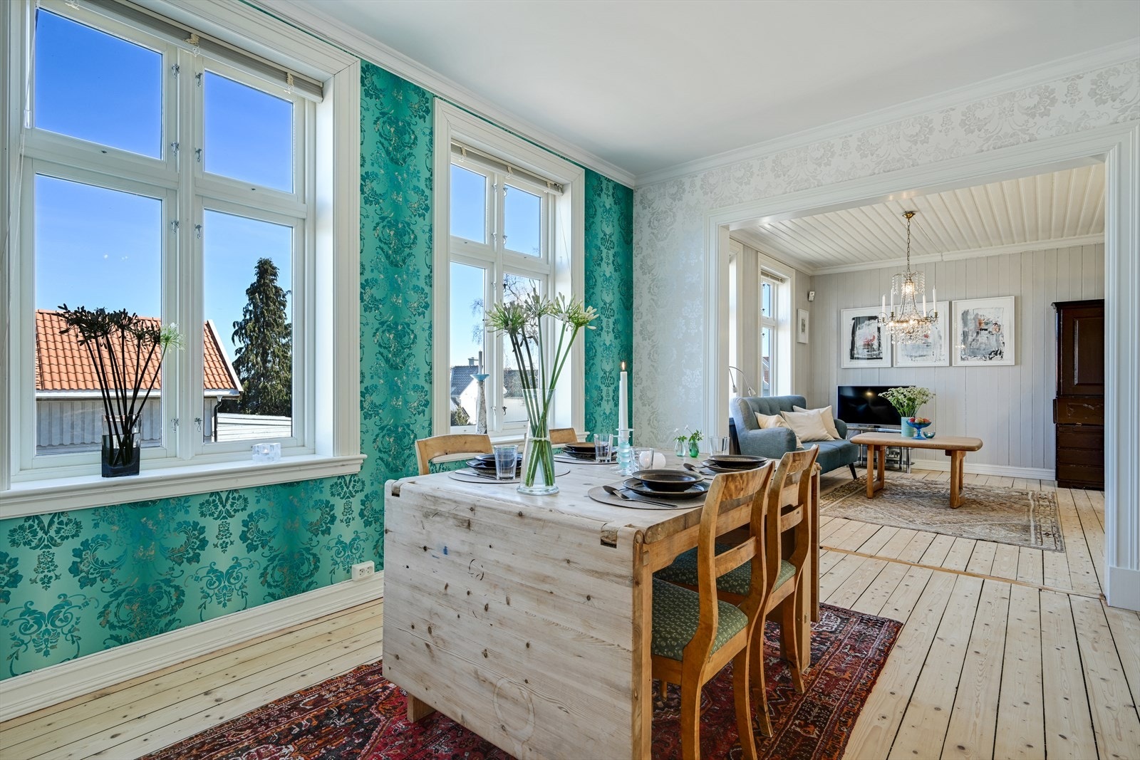 Spisestuen med stuen i bakgrunnen. Galleribilde