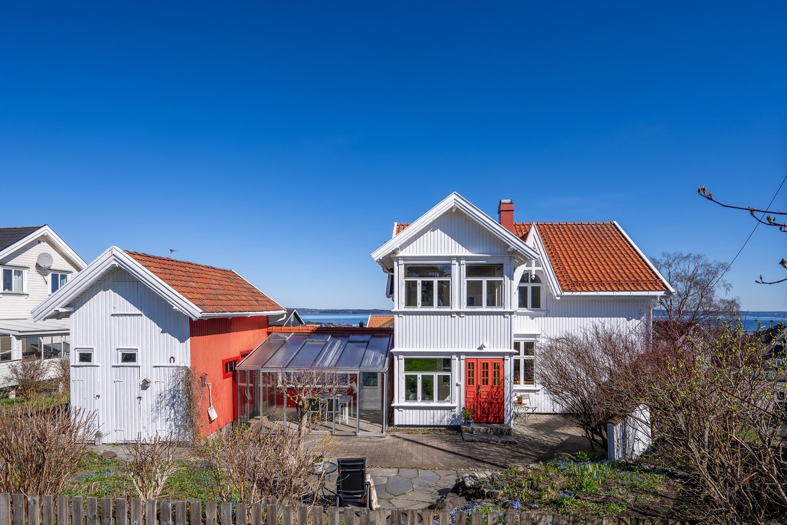 Huset og eiendommen sett fra vest, med Oslofjorden i bakgrunnen. Galleribilde