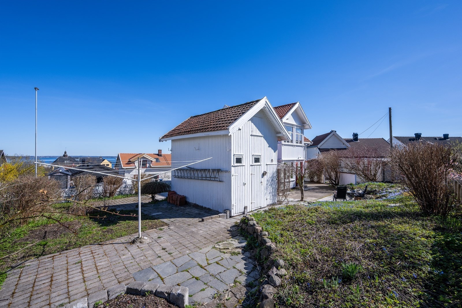 Uthus/frittliggende bod med god plass til lagring. Galleribilde