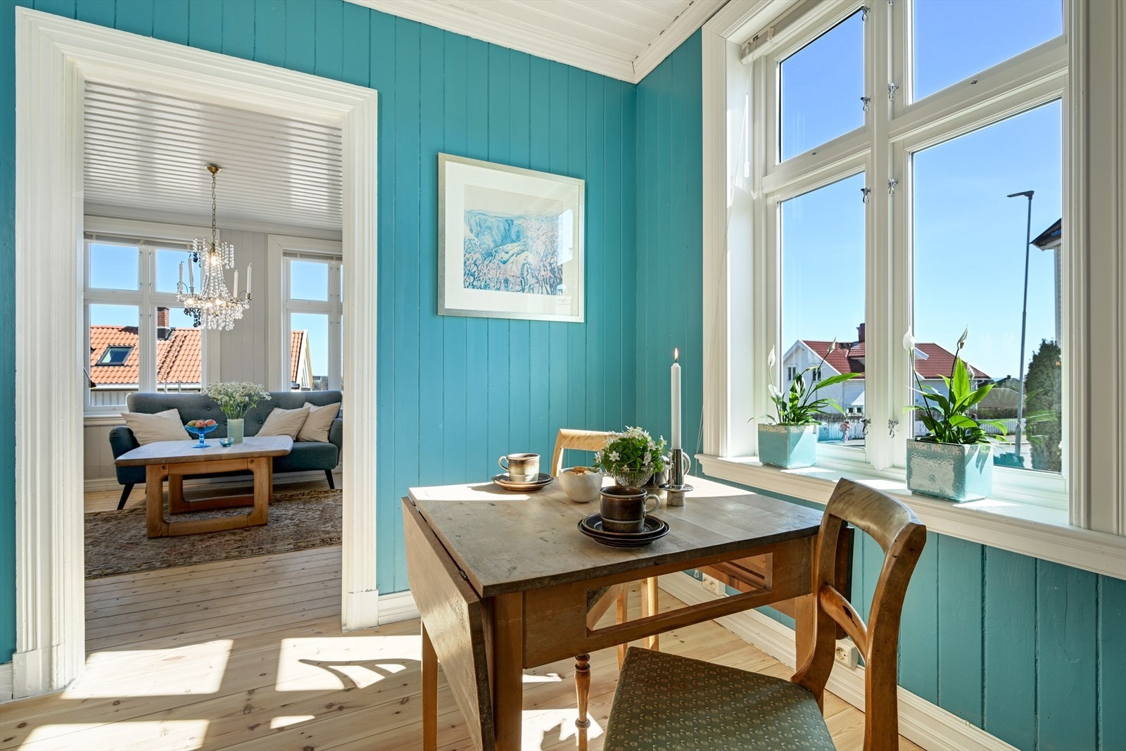 Spiseplassen på kjøkkenet med videre adkomst til stue. Galleribilde
