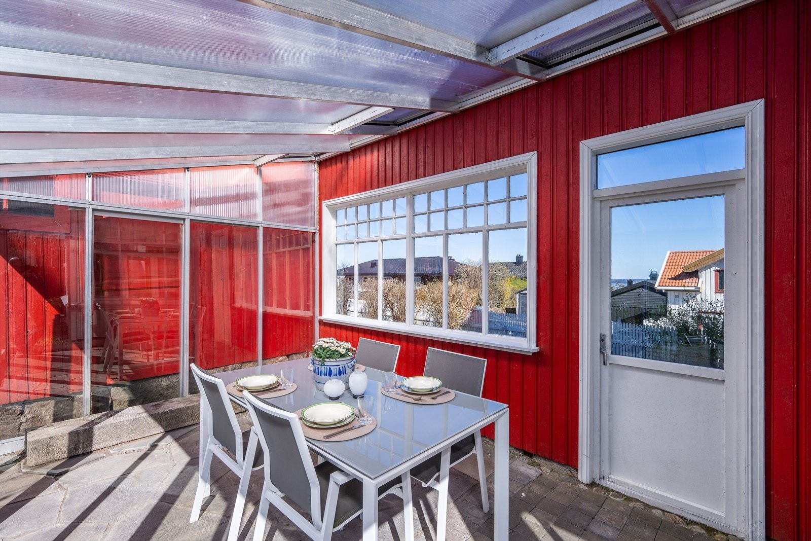 Glasshuset med dør også mot øst. Galleribilde