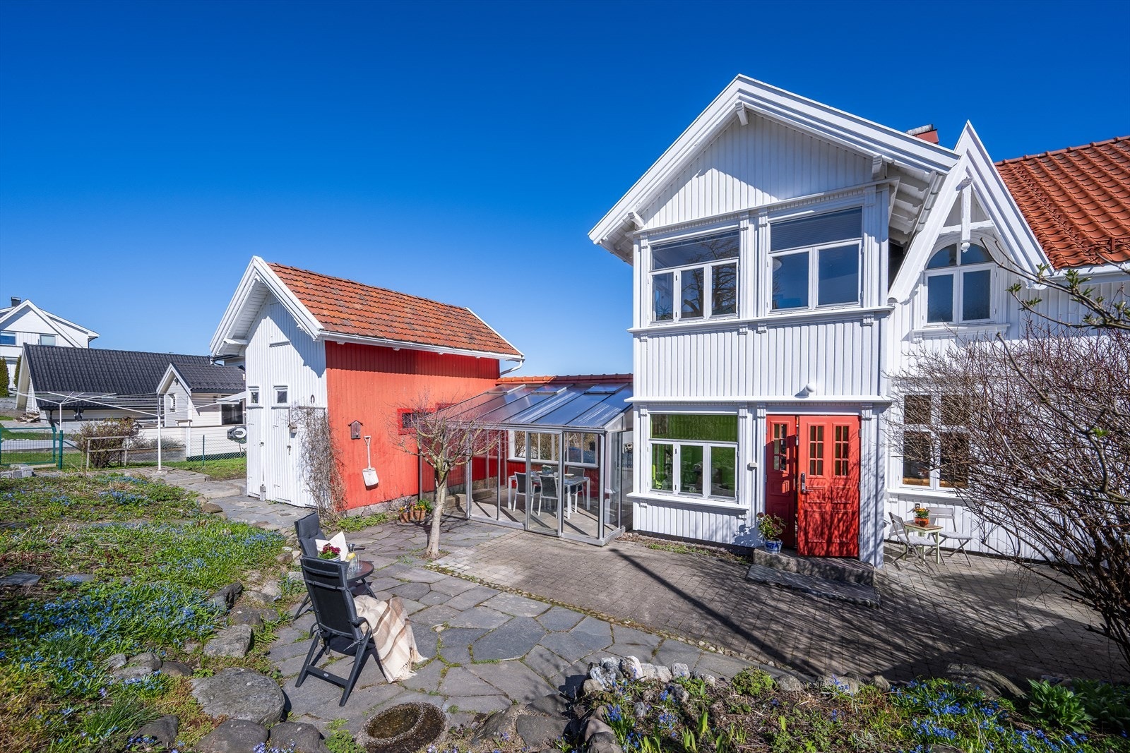 En innbydende hage med flotte bed og uteplasser. Galleribilde