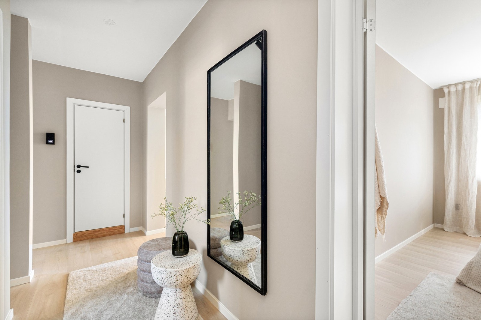 Entréen er tiltalende, med plass til oppbevaring av sko og yttertøy. Galleribilde