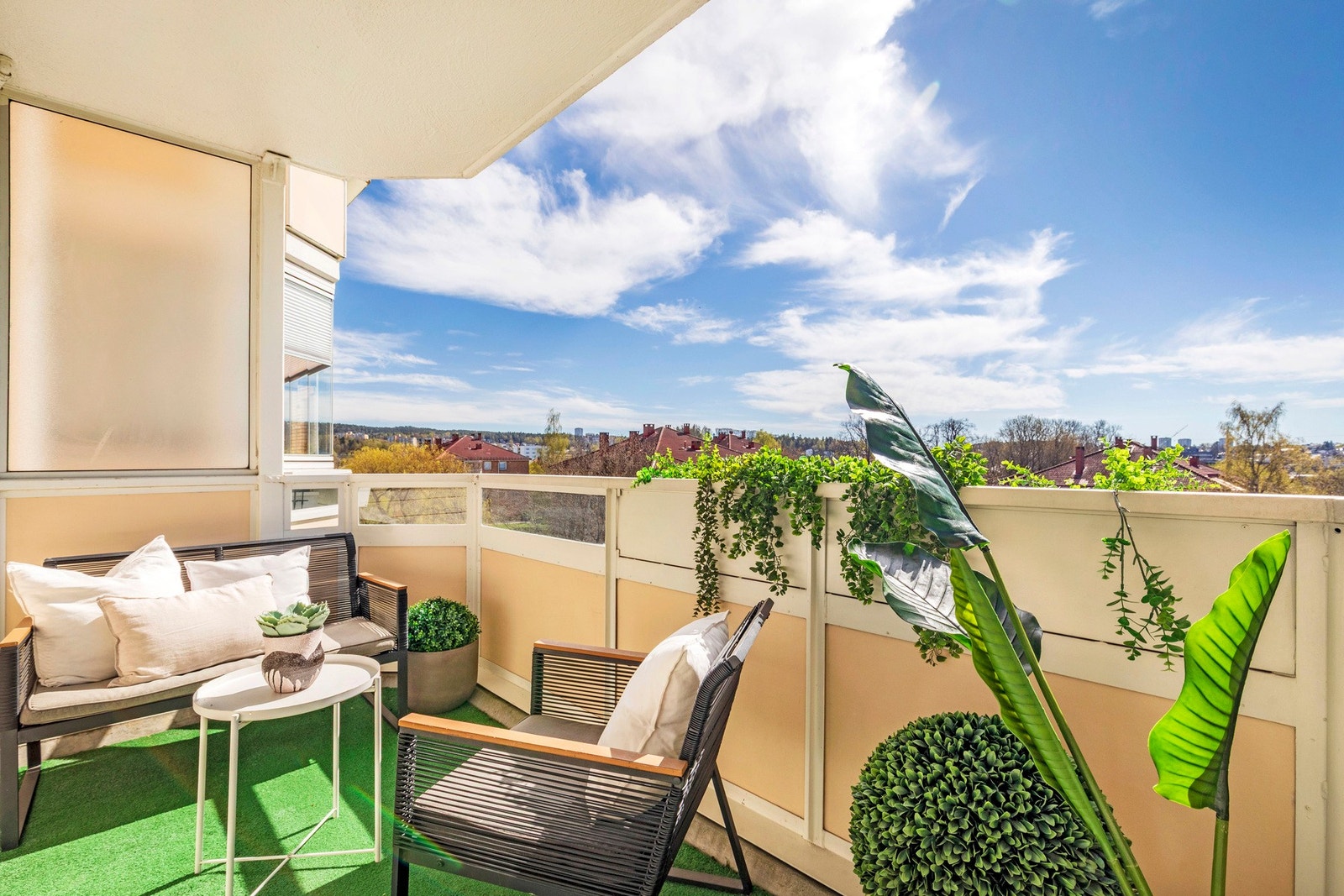 Fantastisk, sydvestvendt balkong på 7,3 m². med svært gode solforhold - perfekt for varme sommerdager. Galleribilde