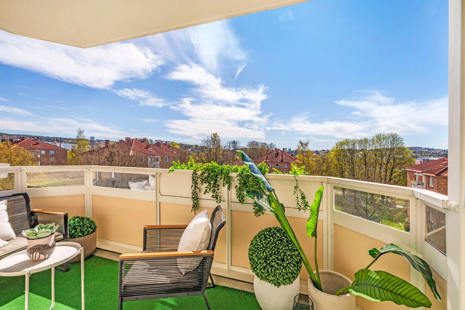 Fantastisk, sydvestvendt balkong på ca. 7,3 m². med svært gode solforhold - perfekt for varme sommerdager. Galleribilde