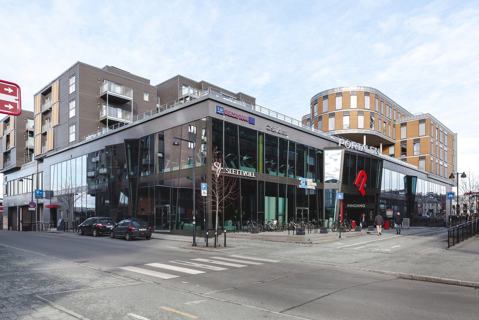 Portalen, med Rema 1000, 3T, Hank sport med mer ligger i umiddelbar nærhet til leiligheten. Bussholdeplass og togstasjon ligger også bare et par minutters gang fra inngangsdøren. Galleribilde