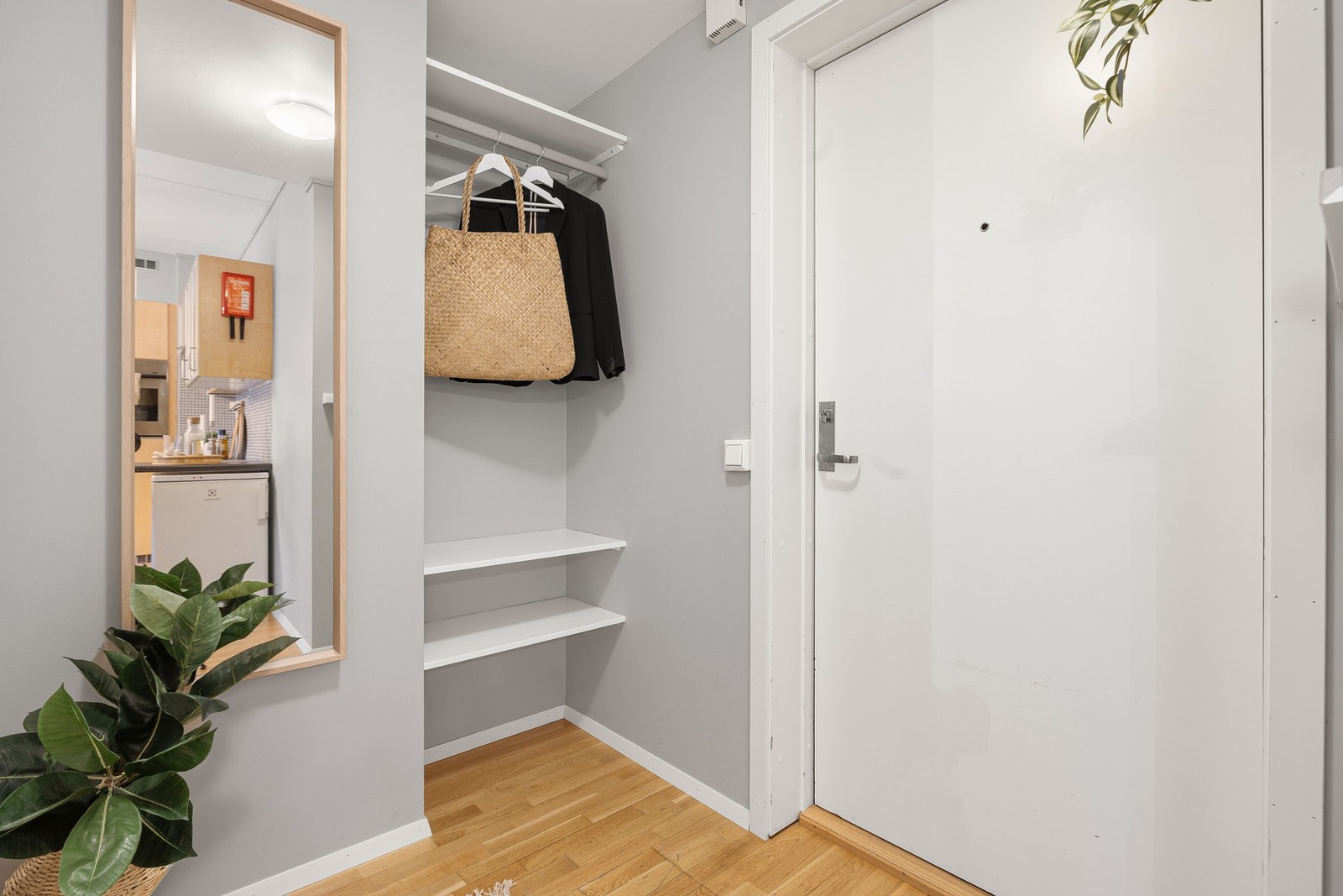Velkommen inn! Entréen har et praktisk innhuk som gjør oppheng av yttertøy og oppbevaring av sko lettvindt. Galleribilde