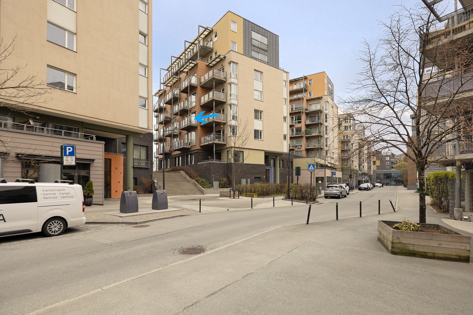 Fasadebilde. Leilighetens beliggenhet er markert med blå pil. Galleribilde
