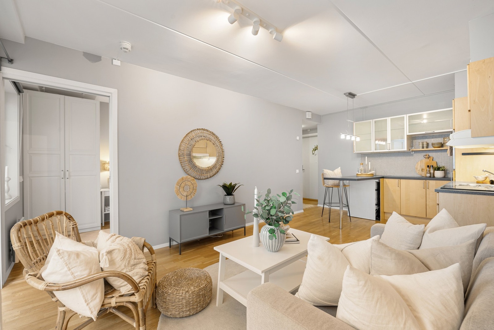 Stue/kjøkken i en åpen, men definert løsning. God plass til en sittegruppe i tillegg til spisebordløsningen på kjøkkenet. Fra stuen har du adkomst til soverommet. Galleribilde