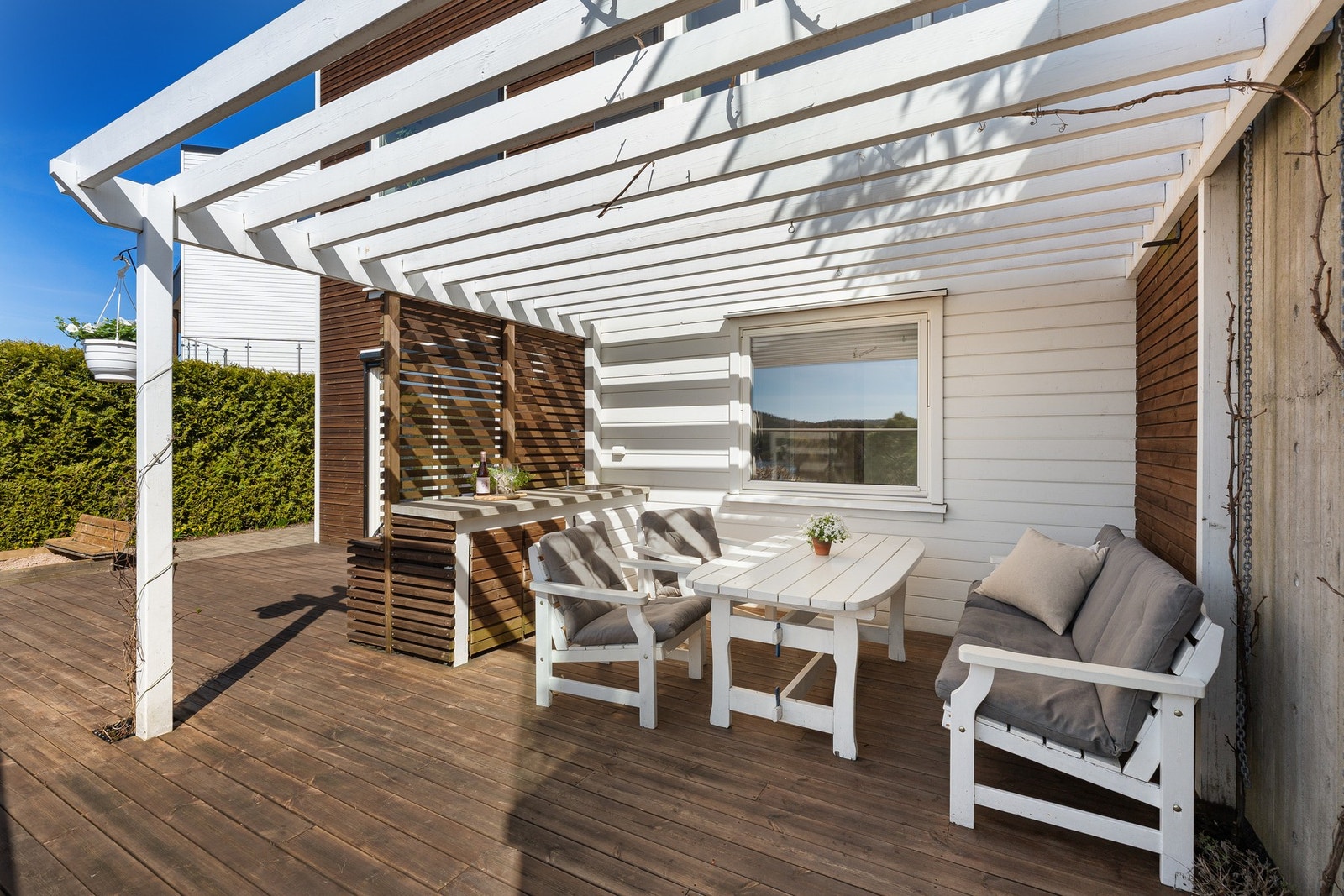 - Hyggelig pergola og utekjøkken som gjør at man kan ha lange, fine sommerdager som kan nytes - Galleribilde